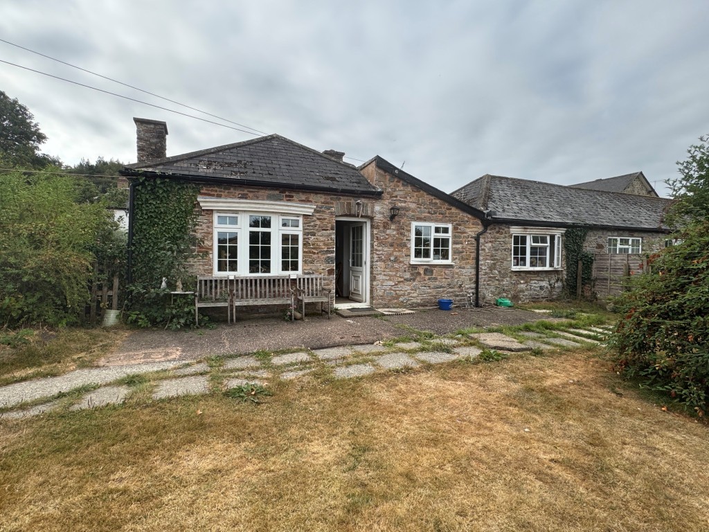 Lot: 20 - THREE-BEDROOM SINGLE-STOREY DWELLING - A FREEHOLD INVESTMENT - Rear elevation of Parlour Cottage